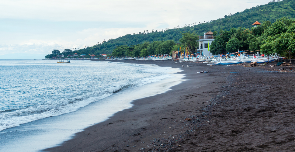 Черный пляж Бали Амед