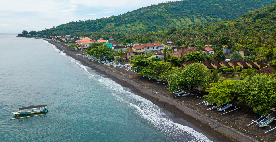 Черный пляж Бали Туламбен